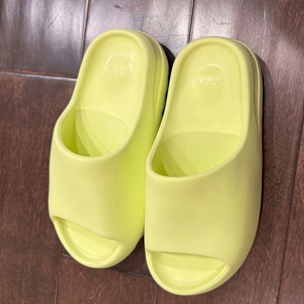 Yeezy Slide Glow Green size 6